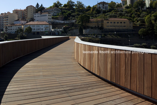 ponte de pedestres sobre a ribeira da carpinteira carrilho da graça