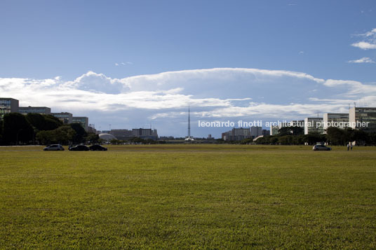 standard ministries oscar niemeyer