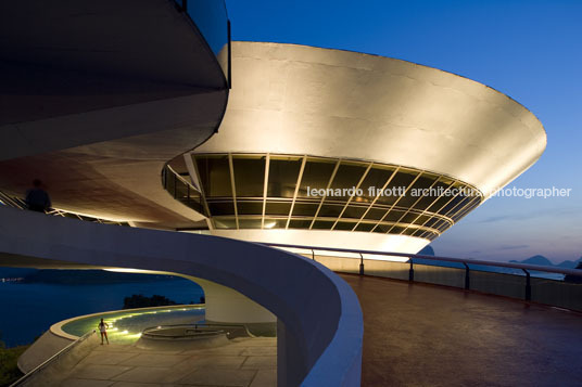 museu de arte contemporânea (mac) oscar niemeyer