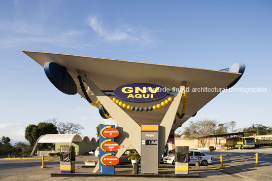 clube dos 500 gas station oscar niemeyer