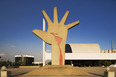 escultura a mão/memorial da américa latina oscar niemeyer