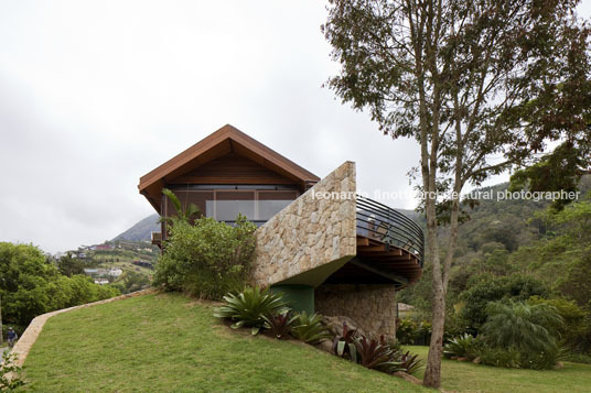 casa na colina architectare