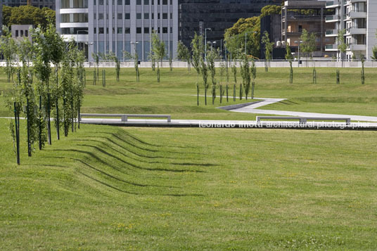 mujeres argentinas park at puerto madero sebastian vila