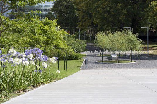 mujeres argentinas park at puerto madero sebastian vila