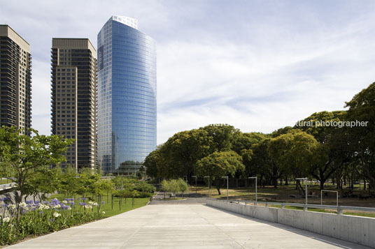 mujeres argentinas park at puerto madero sebastian vila