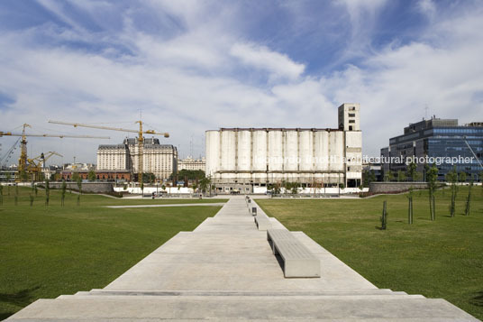 mujeres argentinas park at puerto madero sebastian vila