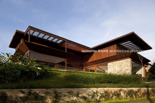 house in tamboré gálvez & márton arquitetura