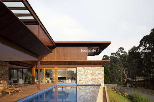 house in tamboré gálvez & márton arquitetura