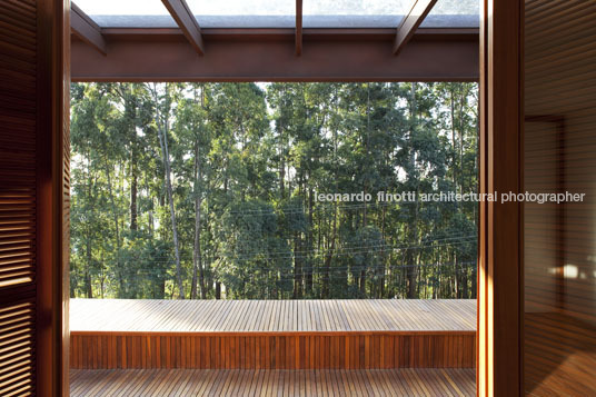 house in tamboré gálvez & márton arquitetura