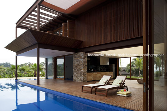 house in tamboré gálvez & márton arquitetura