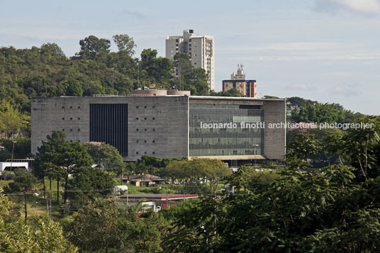 sede da usiminas farkasvölgyi arquitetura