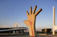 escultura a mão/memorial da américa latina oscar niemeyer