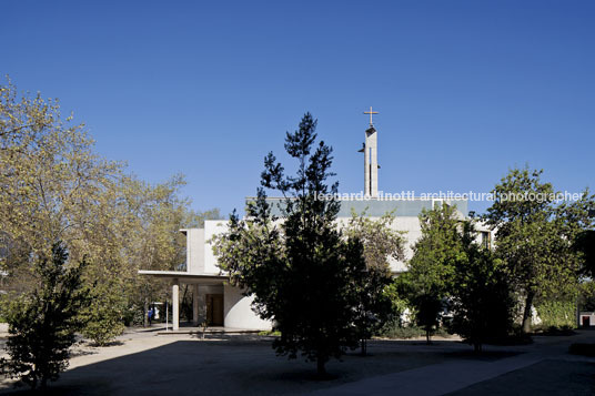 san joaquín campus chapel at universidad católica teodoro fernández 