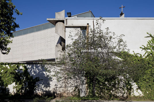 san joaquín campus chapel at universidad católica teodoro fernández 