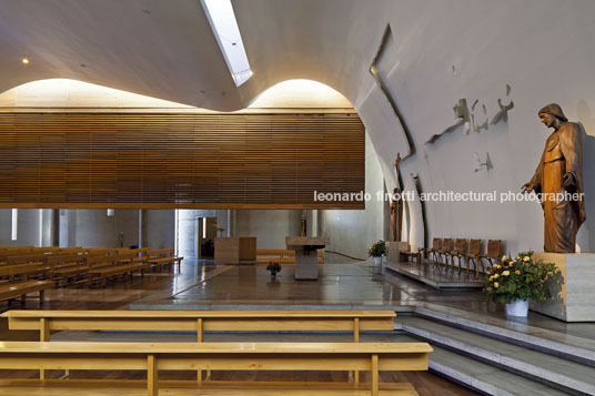 san joaquín campus chapel at universidad católica teodoro fernández 