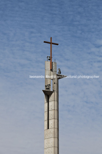 san joaquín campus chapel at universidad católica teodoro fernández 