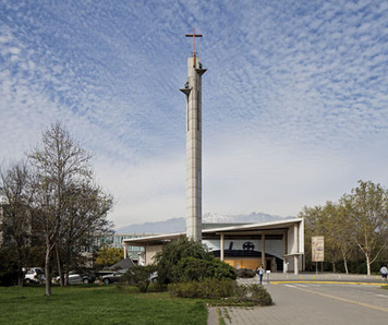 san joaquín campus chapel at universidad católica
