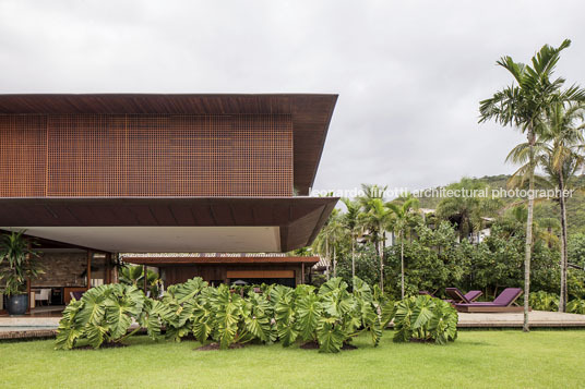 casa jaq - praia da baleia bernardes arquitetura