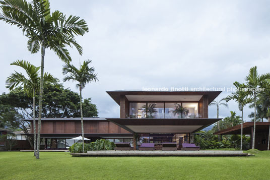 casa jaq - praia da baleia bernardes arquitetura