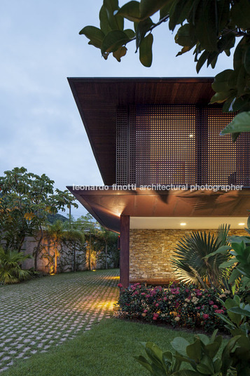 casa jaq - praia da baleia bernardes arquitetura