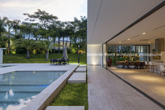 tb house aguirre arquitetura