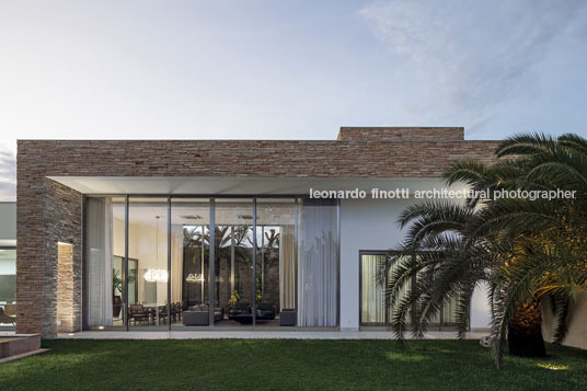 tb house aguirre arquitetura