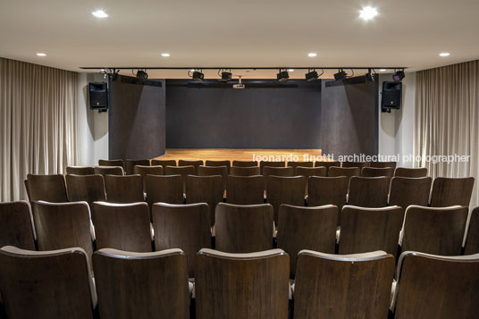 livraria da vila - pátio batel isay weinfeld