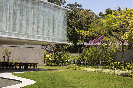 casa triângulo bernardes arquitetura