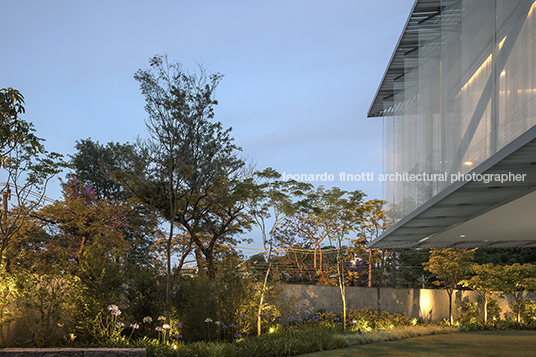 casa triângulo bernardes arquitetura