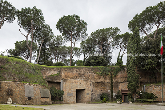 mausoleo fosse ardeatine nello aprile