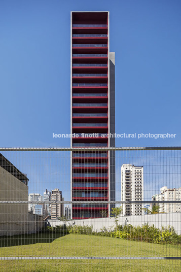 edifício triplo isay weinfeld