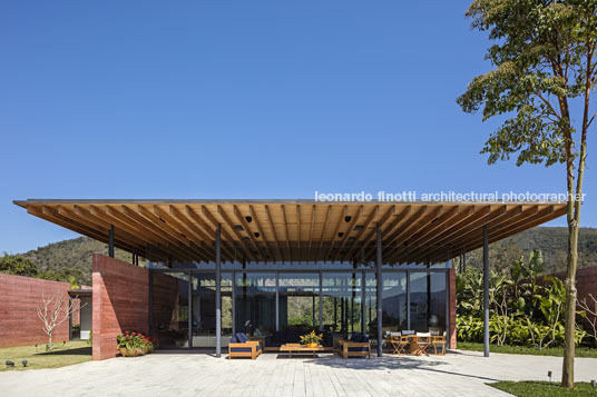 casa terra bernardes arquitetura