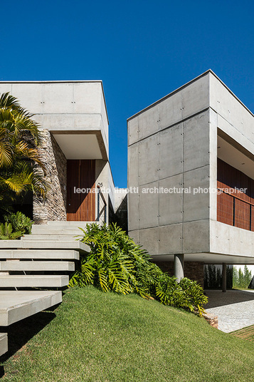 lcc house alexandre aguirre