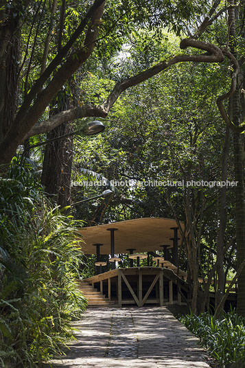 pavilhão de verão da casa de vidro sol camacho