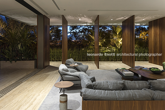 rv3 house aguirre arquitetura