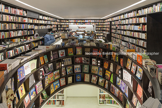 livraria da vila - alameda lorena Isay Weinfeld