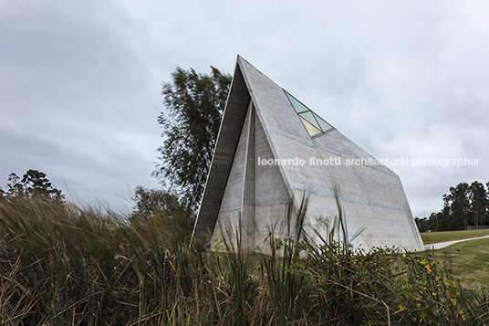 capilla de la piedad/fundación pablo atchugarry leonardo noguez