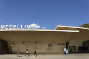 pabellón de acceso al jardín botánico