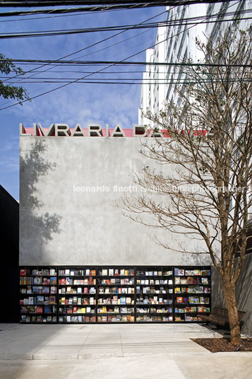 livraria da vila - alameda lorena Isay Weinfeld