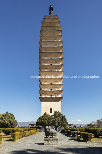 the three pagodas of the chongsheng temple 