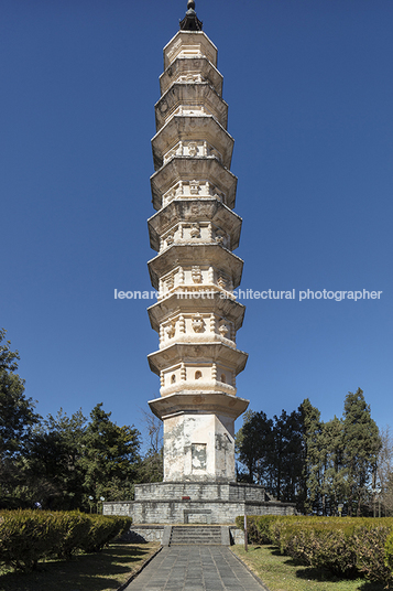 the three pagodas of the chongsheng temple 