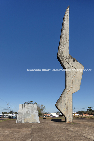 monumento à coluna prestes oscar niemeyer