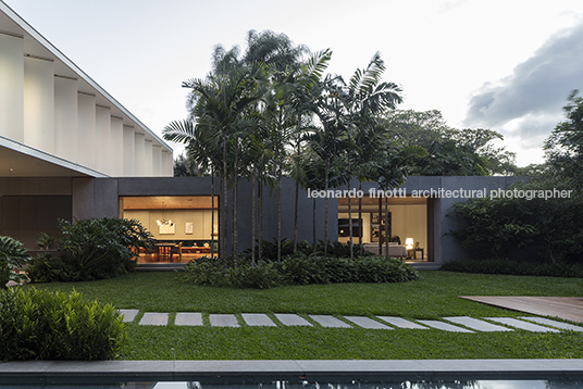 casa eb bernardes arquitetura