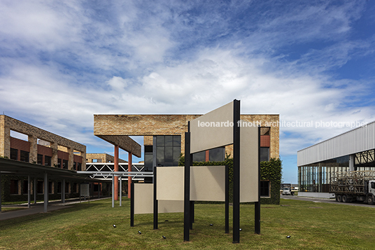 monumento lastras paulo mendes da rocha