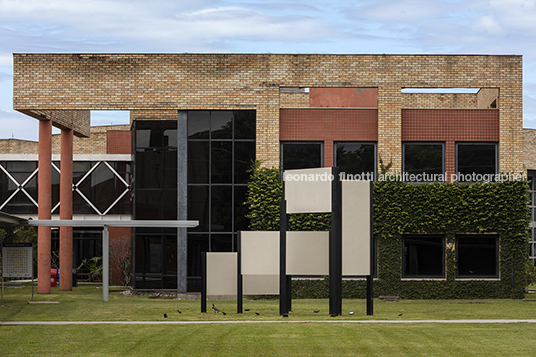 monumento lastras paulo mendes da rocha