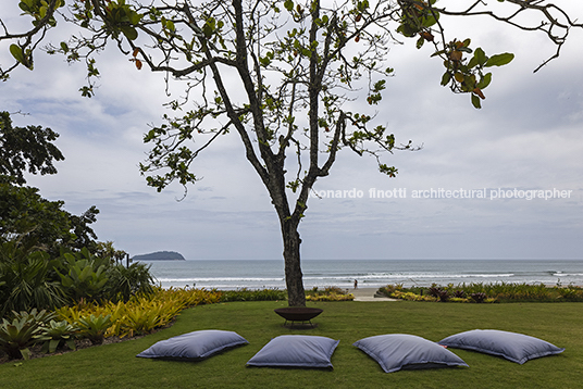 casa af - praia da baleia miguel pinto guimarães