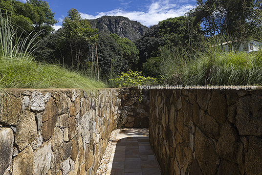 capela ao pé da serra são josé mach arquitetos