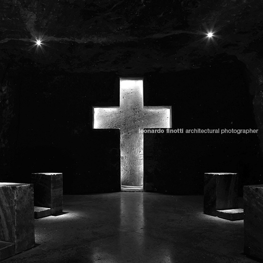 museo subterráneo monumental 180 metros/ catedral de sal yemail arquitectura