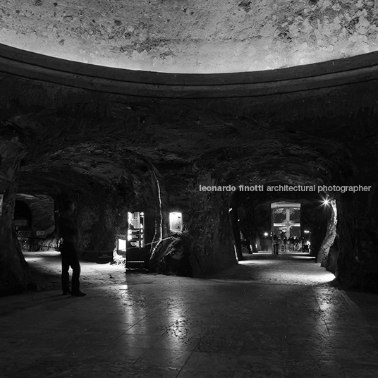 museo subterráneo monumental 180 metros/ catedral de sal yemail arquitectura