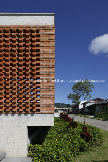 casa rf jobim carlevaro arquitetos